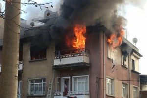 Edremit'teki ev yangınında can pazarı yaşandı
