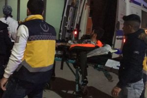 &Uuml;niversite kapısında bı&ccedil;aklı kavga: 1 yaralı