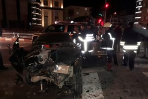 Kırmızı ışıkta bekleyen otomobile &ccedil;arptı: 3 yaralı