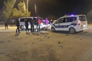 Kamyonet ile otomobil &ccedil;arpıştı: 9 yaralı