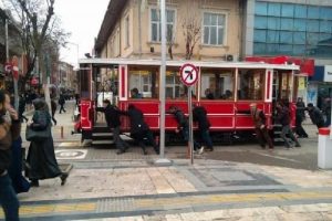 Nostaljik tramvay bozulunca vatandaş itti