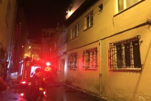 Bursa'da &ccedil;atı katında &ccedil;ıkan yangın mahalleliyi sokağa d&ouml;kt&uuml;