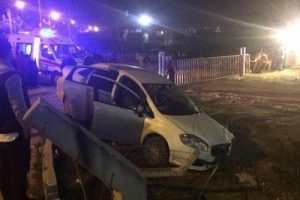 Minib&uuml;s ile otomobil &ccedil;arpıştı: 9 kişi hafif yaralandı