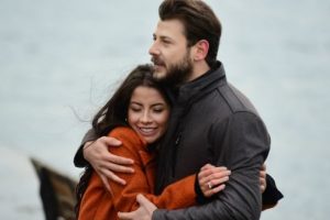 Kanatsız Kuşlar'da Melis T&uuml;z&uuml;ng&uuml;&ccedil;'ten şarkı s&uuml;rprizi