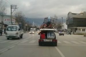 Bursa'da evini aracında taşıdı