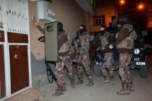Adana'da uyuşturucu operasyonu: 6 g&ouml;zaltı