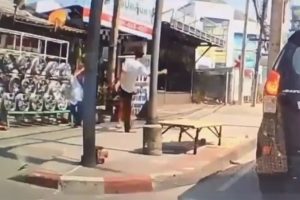 Yanından ge&ccedil;en &ccedil;ocuğa sebepsiz yere tekme attı!