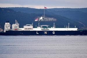 &Ccedil;anakkale Boğazı'ndan LNG tankeri ge&ccedil;ti