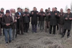 1.5 metre yağan kar bu yıl yağmayınca 'kar duası'na &ccedil;ıktılar!