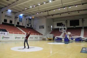 Temizlik g&ouml;revlisinin basketbol yeteneği şaşırtıyor
