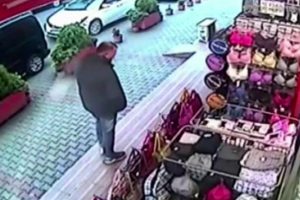 Kadın giyim mağazasındaki hırsızlık kamerada
