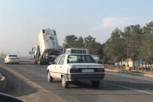 Damperi a&ccedil;ık &ccedil;&ouml;p kamyonunun tehlikeli yolculuğu