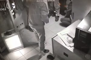 Petrol istasyonunda d&ouml;ner bı&ccedil;aklı gasp