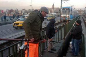 Galata K&ouml;pr&uuml;s&uuml;'nde ilgin&ccedil; anlar