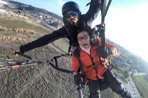 Paraş&uuml;tle atlayan &Ccedil;inli turist korkudan baygınlık ge&ccedil;irdi