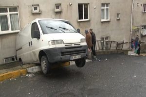 Minib&uuml;s apartman boşluğunda asılı kaldı