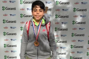 Bursa Osmangazili gen&ccedil; raketten bronz madalya