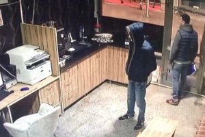Biri g&ouml;zc&uuml;l&uuml;k yaptı, diğeri hırsızlık