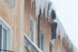 Rusya'da bakım için çatıya çıkan adam donarak öldü