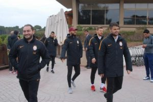 Galatasaraylı futbolcular golf sahasında y&uuml;r&uuml;d&uuml;