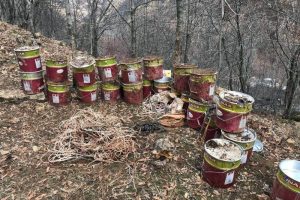 Tunceli'de 26 teneke amonyum nitrat ve patlayıcı ele ge&ccedil;irildi