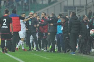 Bursaspor - Gençlerbirliği maçından sonra saha karıştı