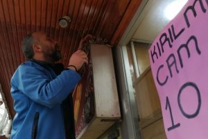 Bursa'da yuvasından firar eden yavru kumruya esnaf m&uuml;dahale etti