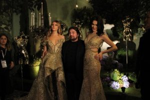 Victoria's Secret mankeni ve Ayşe Hatun &Ouml;nal aynı podyumda