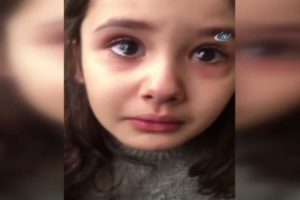 Minik kız, Cumhurbaşkanını g&ouml;remeyince g&ouml;zyaşlarına boğuldu