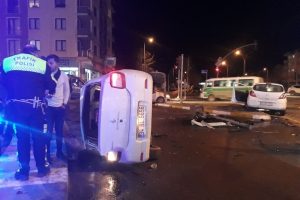 İki otomobil &ccedil;arpıştı: 6 yaralı