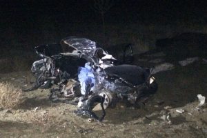 Otomobil tır ile &ccedil;arpıştı: 2 &ouml;l&uuml;