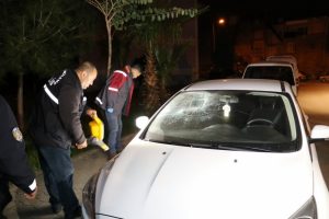 Alkoll&uuml; şahıs parke taşıyla 3 aracın camını kırdı
