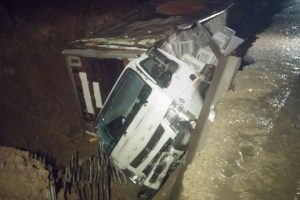 Ekmek y&uuml;kl&uuml; kamyonet inşaat &ccedil;ukuruna d&uuml;şt&uuml;