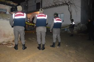 Gece yarısı cinayet: 2 &ouml;l&uuml;, 1 yaralı