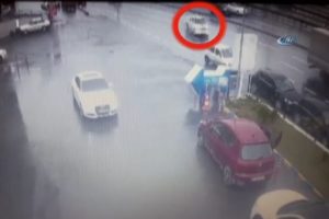 E-5'te kayan kamyonet d&ouml;rt araca b&ouml;yle &ccedil;arptı