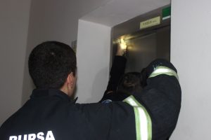 Bursa'da 12. katta asans&ouml;rde mahsur kalan kızları itfaiye kurtardı