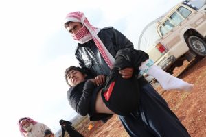 Oğlunu 13 kilometre kucağında taşıyarak bombalardan ka&ccedil;tı