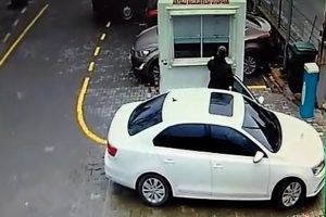 Otopark &uuml;cretini kapalı kul&uuml;beye bıraktı