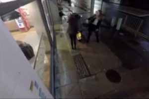 Gen&ccedil; kızların pizza hırsızlığı
