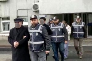 Sahte sarı basın kartı ile ka&ccedil;ak&ccedil;ılık yaptılar