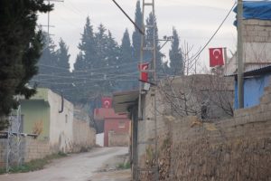 Sınır kırmızı-beyaza b&uuml;r&uuml;nd&uuml;