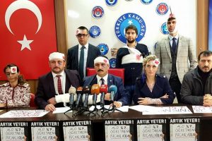 Bursa'da kalbine bı&ccedil;ak saplanan ve kafasında baltayla gezen &ouml;ğretmenler eylem yaptı!