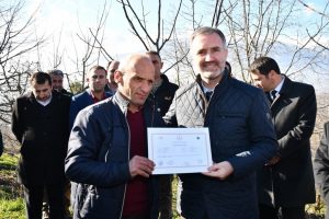 Bursa İneg&ouml;l'de 25 &ccedil;ift&ccedil;i meyve budama sertifikasını aldı