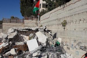 İsrail g&uuml;&ccedil;leri Filistinliye ait evi yıktı