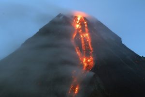 Mayon Yanardağı lav p&uuml;sk&uuml;rtmeye devam ediyor