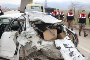 Askeri kamyon otomobile arkadan &ccedil;arptı: 1 &ouml;l&uuml;