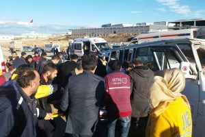 Bursa'da servis aracı otomobille çarpıştı! Çok sayıda kişi yaralandı