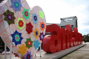 Antalya'da sokaklar y&uuml;nden motiflerle s&uuml;slendi