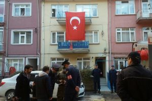 Şehit annesi askeri erkanı g&ouml;r&uuml;nce feryat etti