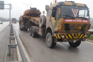 Hatay'da sınıra askeri ara&ccedil; sevkiyatı s&uuml;r&uuml;yor